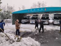 風(fēng)雪中守護(hù)，鄭西職工掃雪除冰，保障就醫(yī)安全